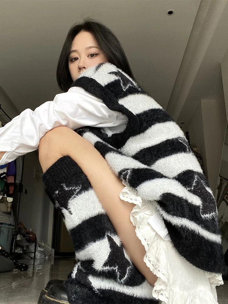 Gothic retro Y2K black and white punk striped star outdoor casual oversized loose womens knitted patchwork sweater 240821