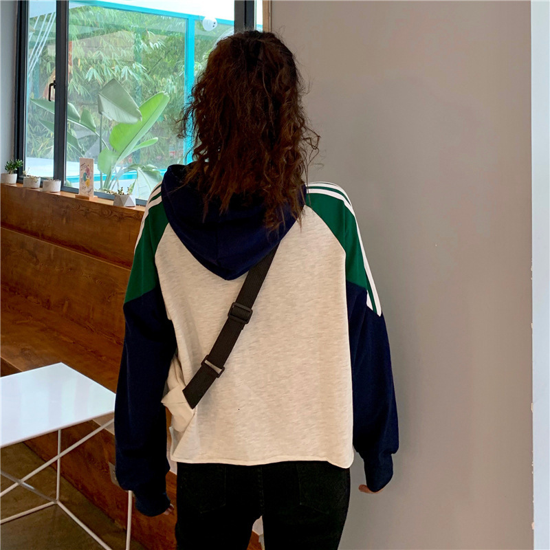 College style color blocked loose striped long sleeved sweatshirt for women in autumn , thin sports pullover hooded casual jacket dongdumaoyi