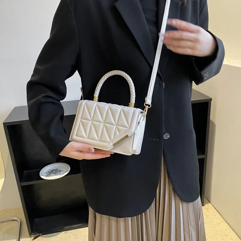 Fashion Casual Solid Color PU Material Lingge Flip Womens Handbag Single Shoulder Bag For Commuting Daily Gift 240821