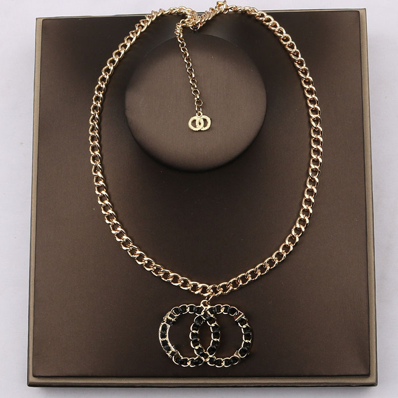 Colliers Pendentif Classiques pour Femmes Célèbres Plaqué Or Argent Alliage Cristal Perle Strass Bijoux Mode Mariage Soirée Accessoire Pull