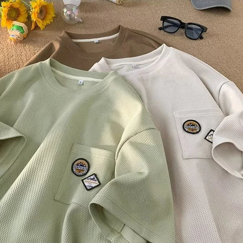 Summer mens retro waffle Tshirt with short sleeves embroidered hiphop fashion top Y2K streetwear pocket oversized 240822