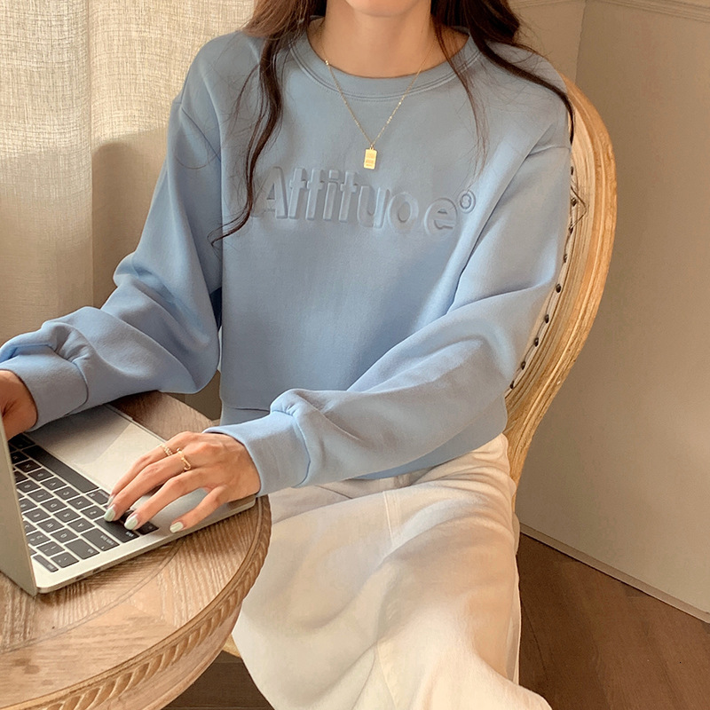 Korean version of student short loose versatile long sleeved hoodie for women in Spring Autumn, with textured letter design and a pullover top dongdum