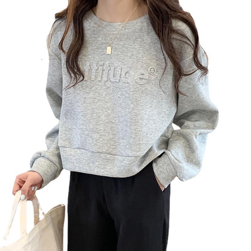 Korean version of student short loose versatile long sleeved hoodie for women in Spring Autumn, with textured letter design and a pullover top dongdum