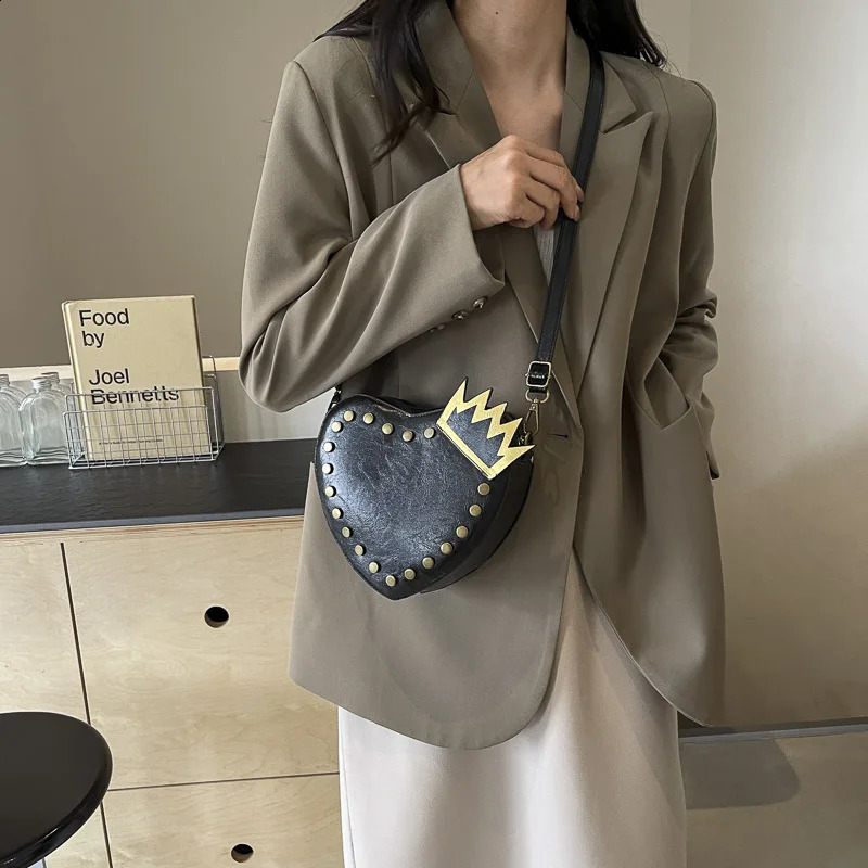 Retro Rivet Crossbody Cute Love Heart Handbag Purse Clutch Lady Black Pu Leather Cross Body Mini Phone Bag Red 240821