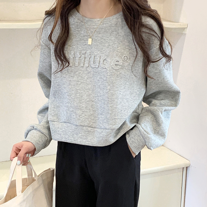 Korean version of student short loose versatile long sleeved hoodie for women in Spring Autumn, with textured letter design and a pullover top dongdum