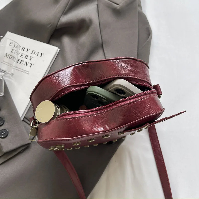Retro Rivet Crossbody Cute Love Heart Handbag Purse Clutch Lady Black Pu Leather Cross Body Mini Phone Bag Red 240821
