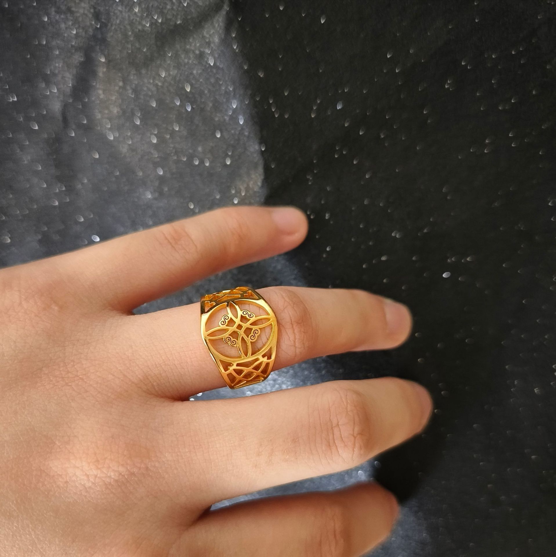 Fashion niche four S witch knot closed stainless steel non fading men's ring to give to boyfriend