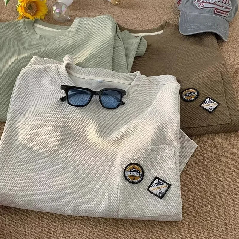 Summer mens retro waffle Tshirt with short sleeves embroidered hiphop fashion top Y2K streetwear pocket oversized 240822