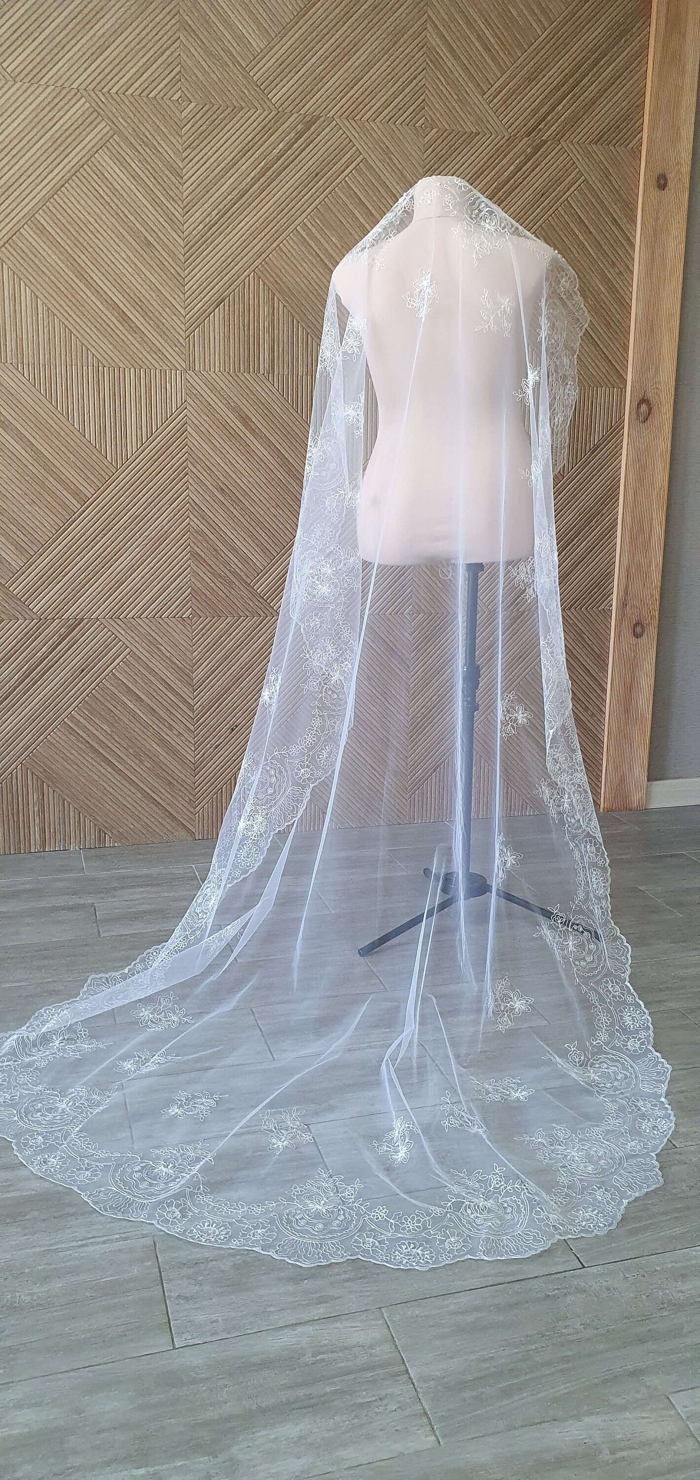 Simple Lace Wedding Veil Special Cut Royal Bridal Veil with Comb Appliques Veil 2M White Ivory Wedding Accessories For Women Custom Made