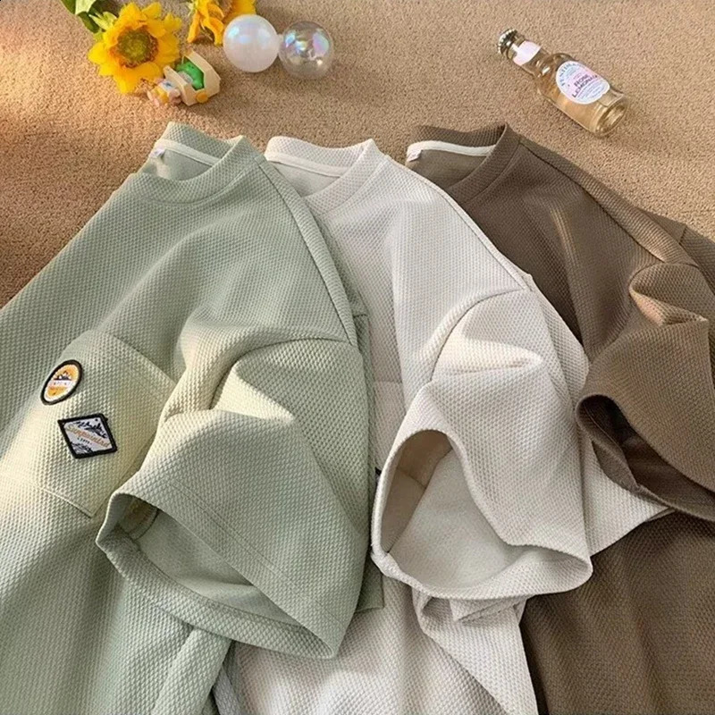 Summer mens retro waffle Tshirt with short sleeves embroidered hiphop fashion top Y2K streetwear pocket oversized 240822