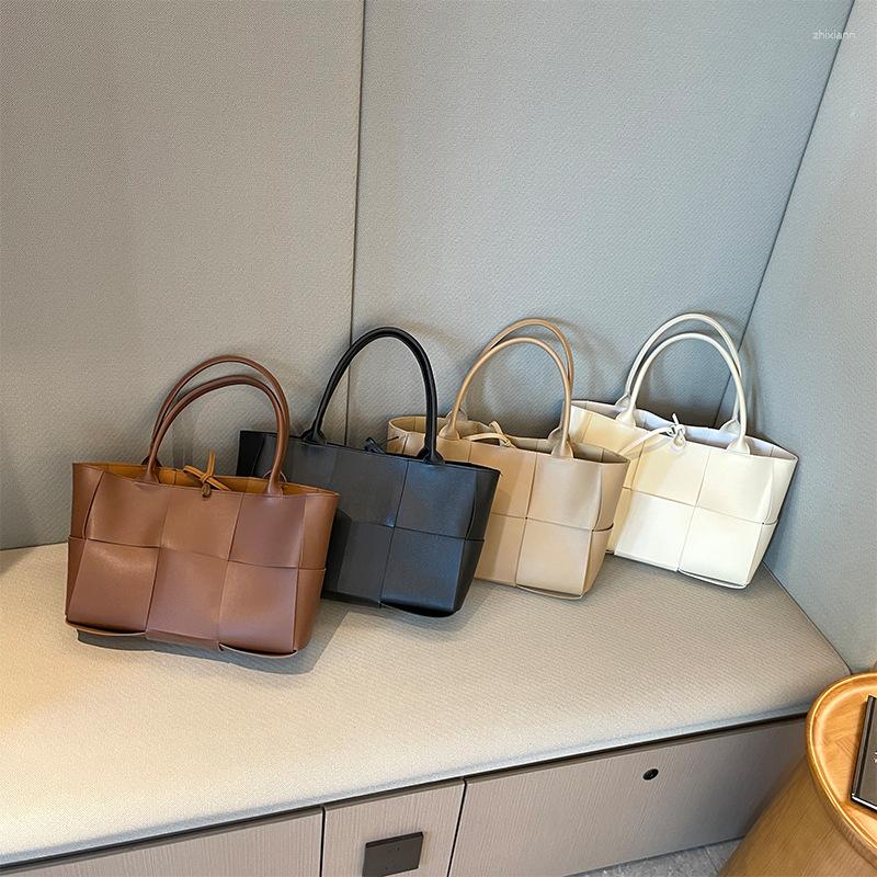 Totes 2024 Spring And Summer Western Style Shoulder Bag Womens High Sense Woven Large Capacity All-match Portable Tote