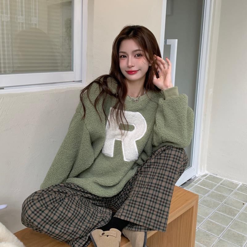 autumn and winter new imitation lamb wool letter thick warm round neck long sleeved sweatshirt for women with lazy style loose top dongdumaoyi