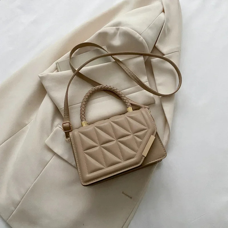 Fashion Casual Solid Color PU Material Lingge Flip Womens Handbag Single Shoulder Bag For Commuting Daily Gift 240821