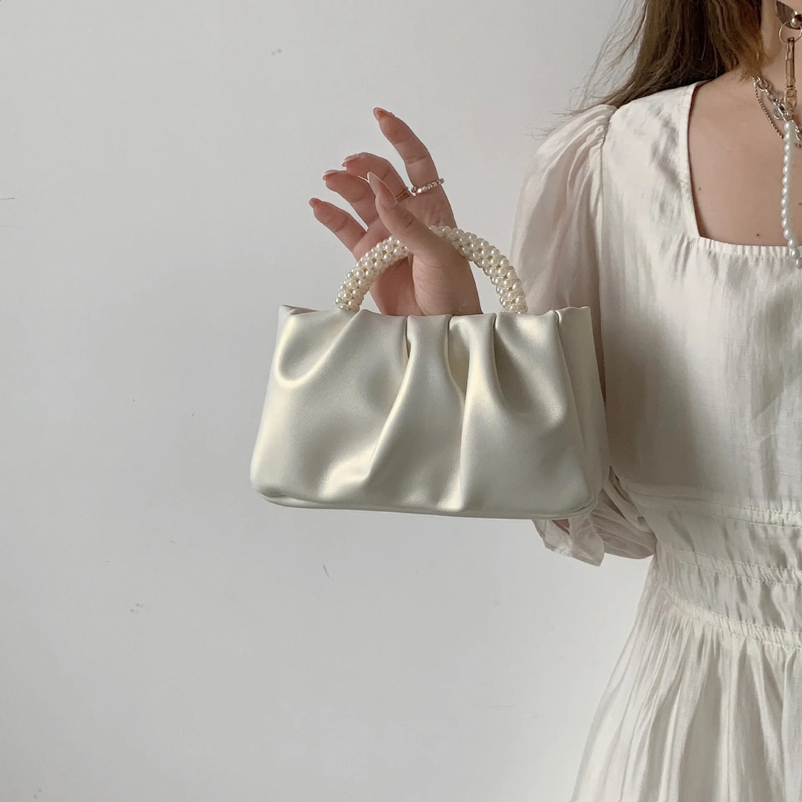 Pearl Handbag White Folding Cloud Handbag Womens Temperature Shoulder Bag Clutch 241105