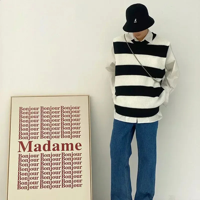 Knitted Sweaters for Men Crewneck Vest Waistcoat Man Clothes Sleeveless Striped Round Collar Green Y2k Vintage in Mode Warm 240821