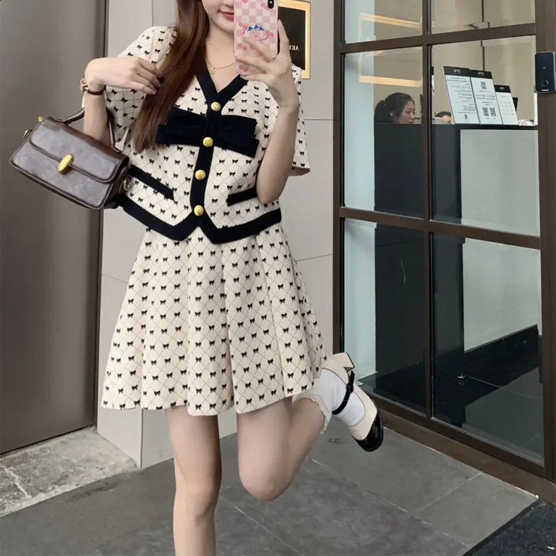 Sweet Bow Printed Matching Sets Summer Two Piece Set Elegant V-Neck Single-breasted Female Stylish Pleated Mini Skirts Sets 240823
