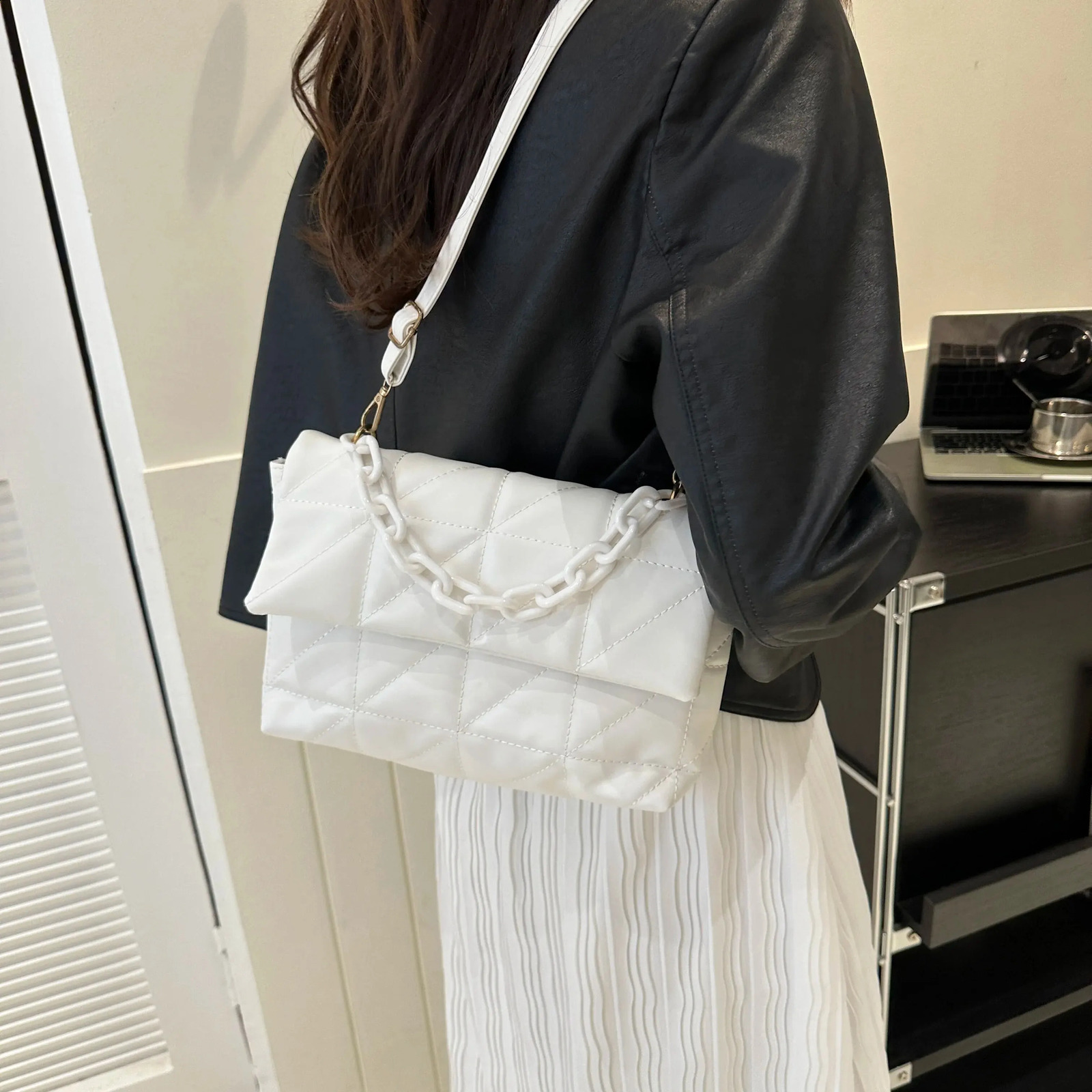 Fashion Trend Womens Hand Handbag 2023 Chain Embellished Single Shoulder Crossbody Purse Black y240826