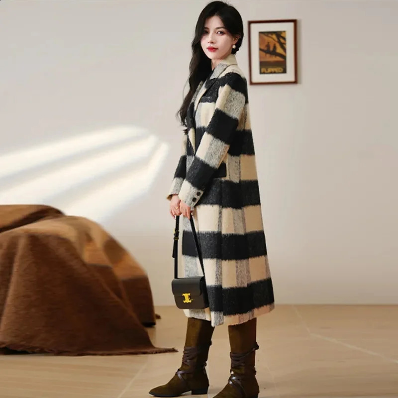 Autumn Winter Fashion High-quality Plaid Woolen Coat Womens Korean Slim Long Casual Wool Overcoat Female Outerwear 240822
