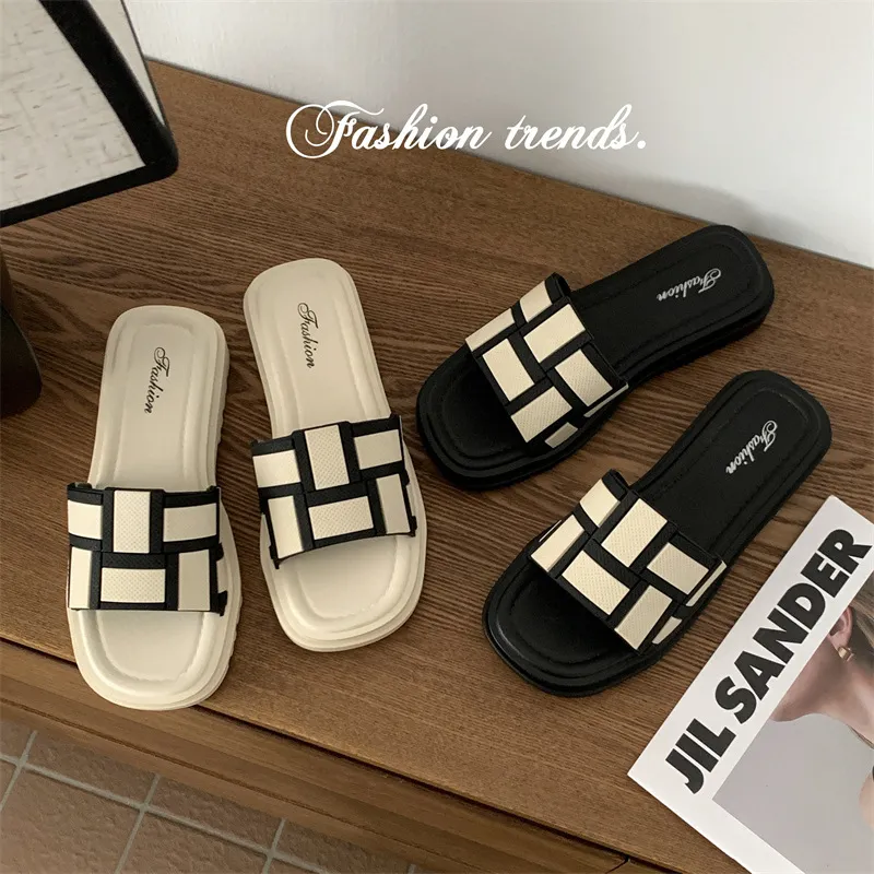 New flat bottomed sandals for spring/summer 2024 casual and versatile for outdoor wear beach slippers fashionable plaid one line slippers for women