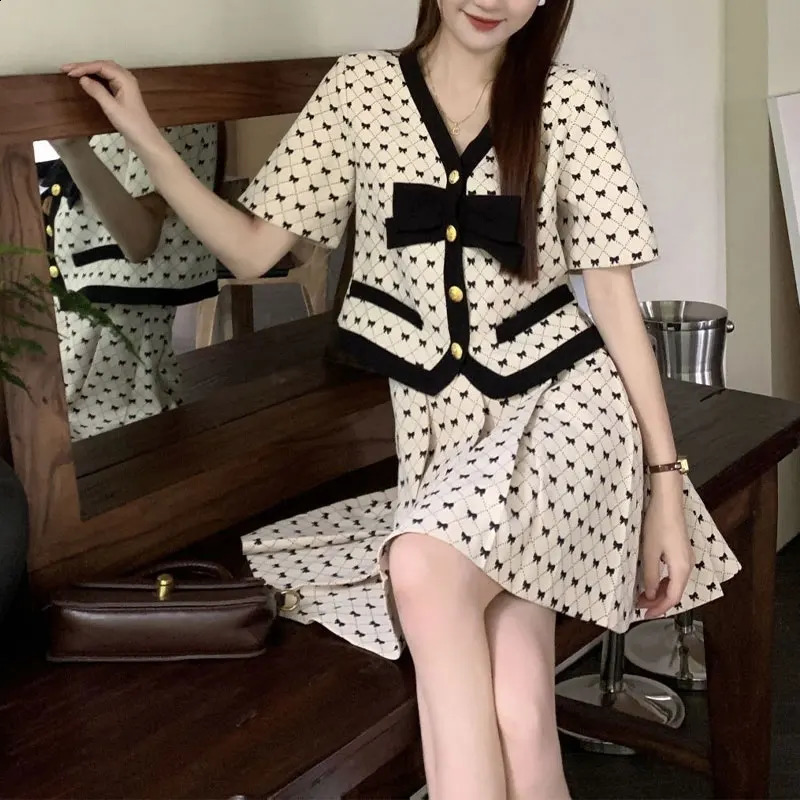 Sweet Bow Printed Matching Sets Summer Two Piece Set Elegant V-Neck Single-breasted Female Stylish Pleated Mini Skirts Sets 240823