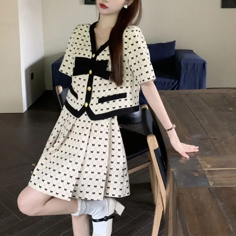 Sweet Bow Printed Matching Sets Summer Two Piece Set Elegant V-Neck Single-breasted Female Stylish Pleated Mini Skirts Sets 240823