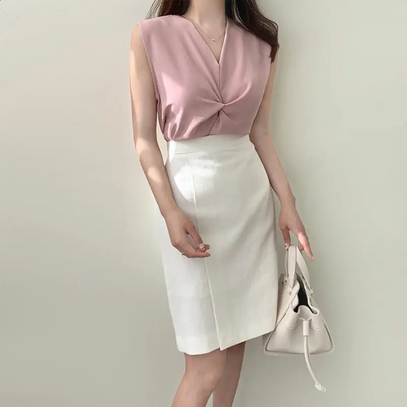 Summer white Vneck pleated shirt top sleeveless solid color shoulder elegant warm and fashionable womens clothing w240824