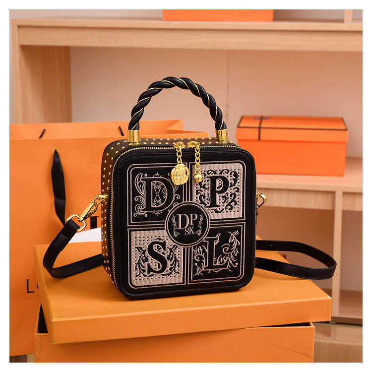 Women's 2024 new light high-end fashion versatile embroidered handbag, single shoulder crossbody small square bag