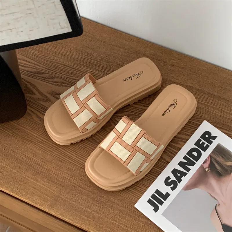 New flat bottomed sandals for spring/summer 2024 casual and versatile for outdoor wear beach slippers fashionable plaid one line slippers for women