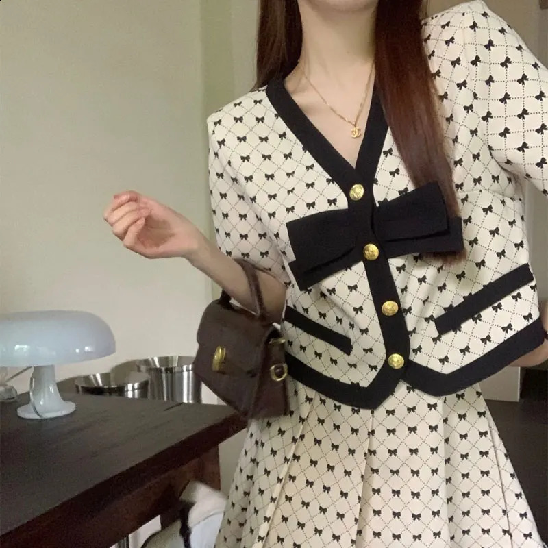 Sweet Bow Printed Matching Sets Summer Two Piece Set Elegant V-Neck Single-breasted Female Stylish Pleated Mini Skirts Sets 240823