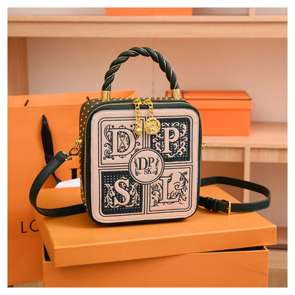 Women's 2024 new light high-end fashion versatile embroidered handbag, single shoulder crossbody small square bag