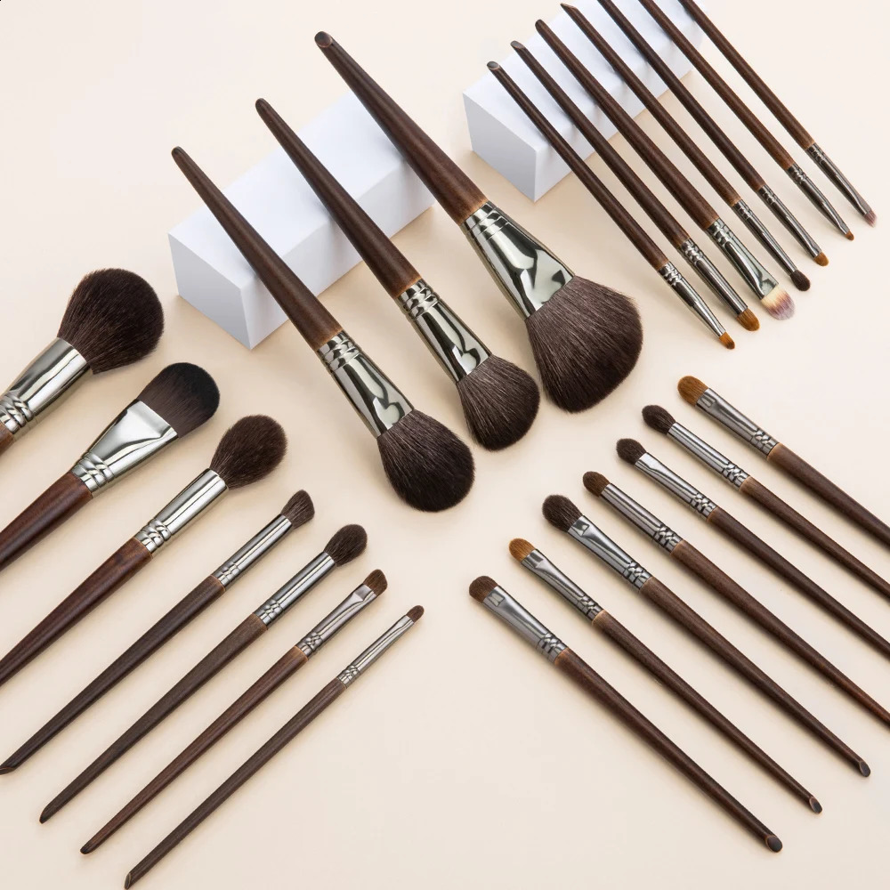 O 24 makeup brushes with pockets professional goat hair brush shell holder powder base set 240801