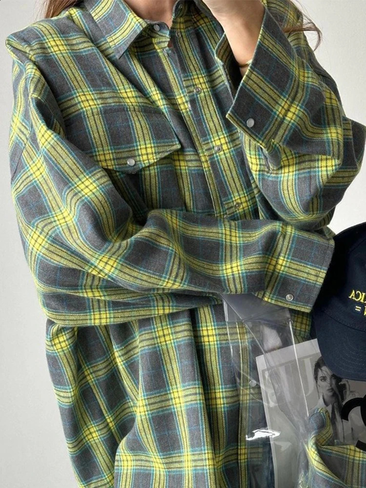Long sleeved loose collar pocket plain weave shirt for autumn and winter womens retro fit Korean button casual 240822