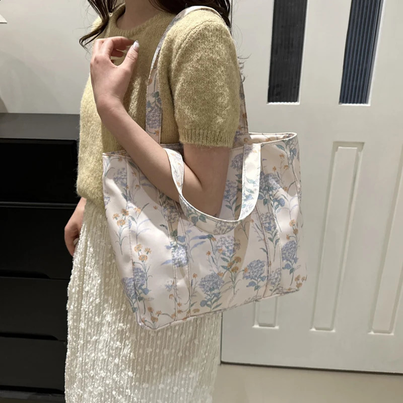 Fashionable shoulder bag stylish diagonal cross large capacity handbag 240829