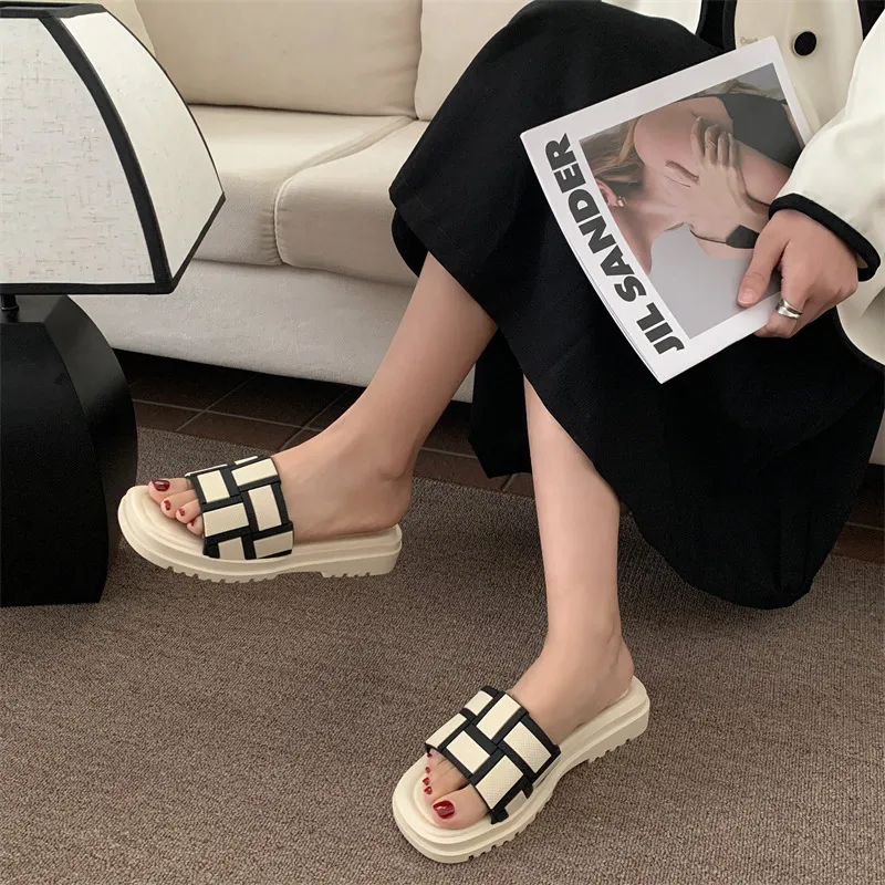 New flat bottomed sandals for spring/summer 2024 casual and versatile for outdoor wear beach slippers fashionable plaid one line slippers for women