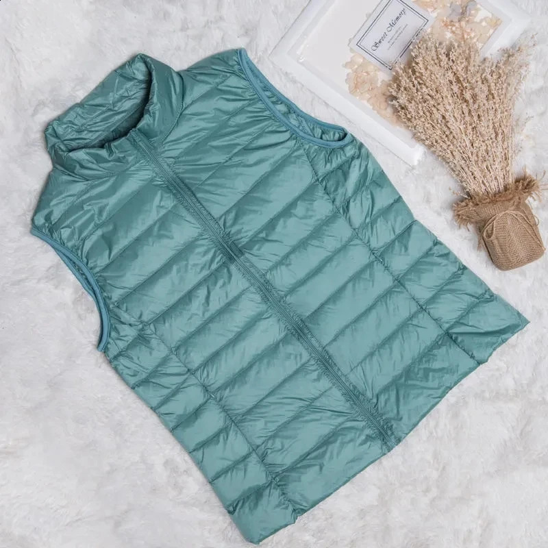 Autumn Winter Ultra-light Women Down Vest Jacket Sleeveless White Duck Down Warm Waistcoat Outerwear Coats for Woman Portable 240823
