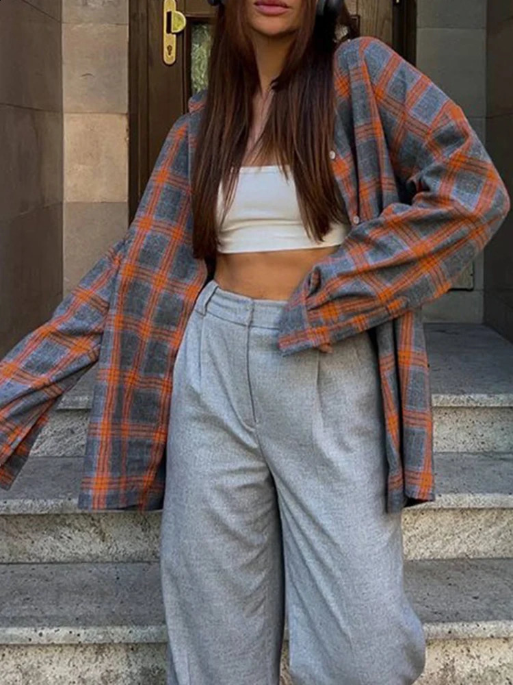 Long sleeved loose collar pocket plain weave shirt for autumn and winter womens retro fit Korean button casual 240822