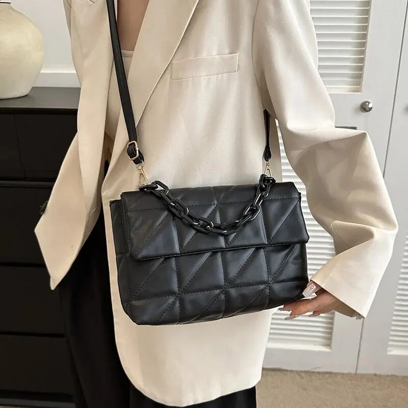 Fashion Trend Womens Hand Handbag 2023 Chain Embellished Single Shoulder Crossbody Purse Black y240826