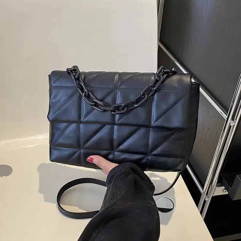 Fashion Trend Womens Hand Handbag 2023 Chain Embellished Single Shoulder Crossbody Purse Black y240826