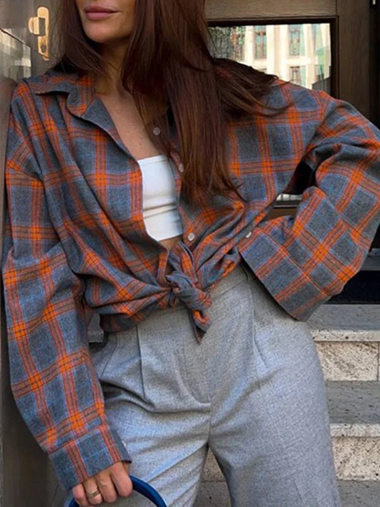 Long sleeved loose collar pocket plain weave shirt for autumn and winter womens retro fit Korean button casual 240822