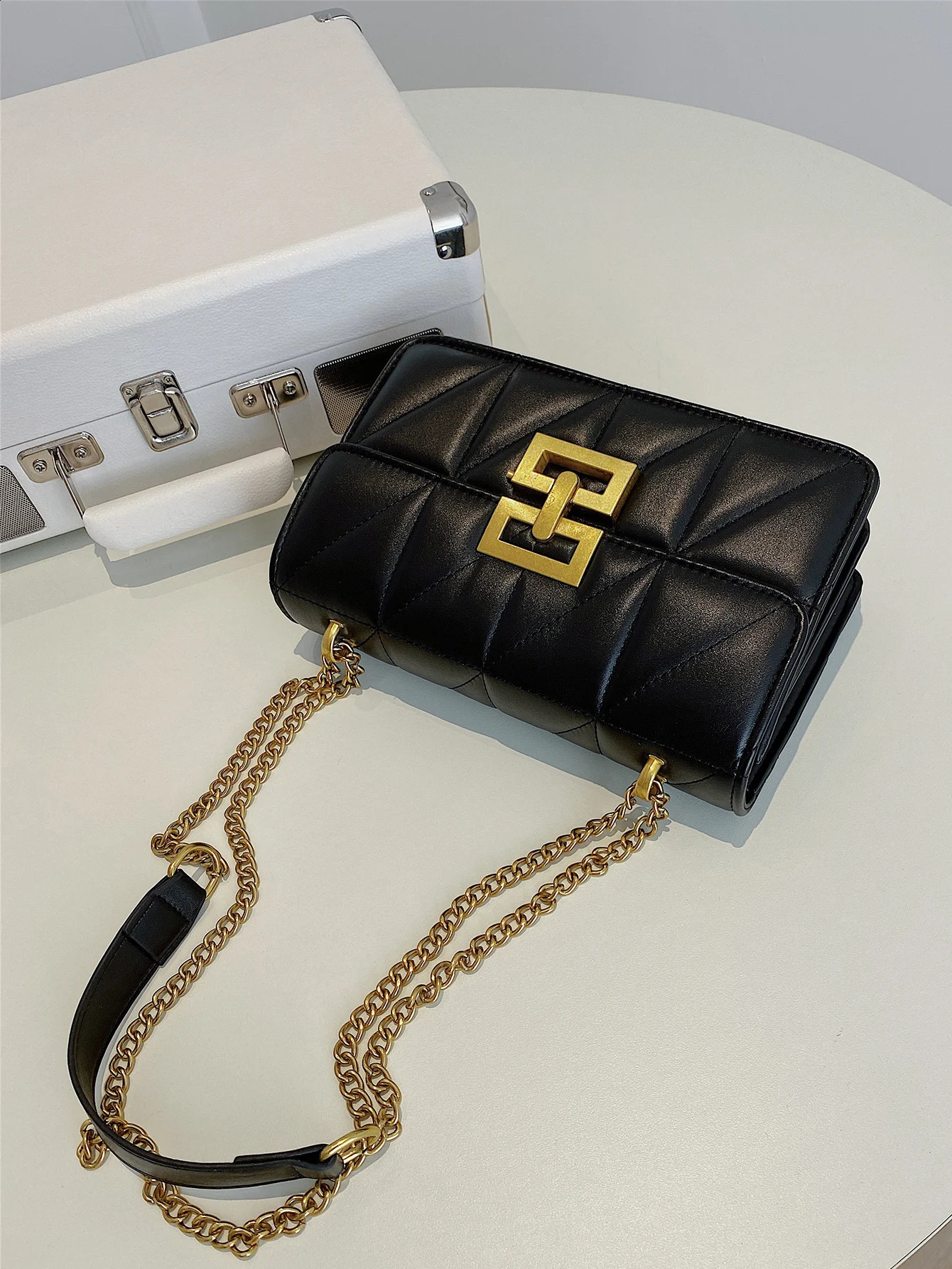 DiamondShaped Embossed Fashion Chain For Female s With One Shoulder Messenger Bag 240906