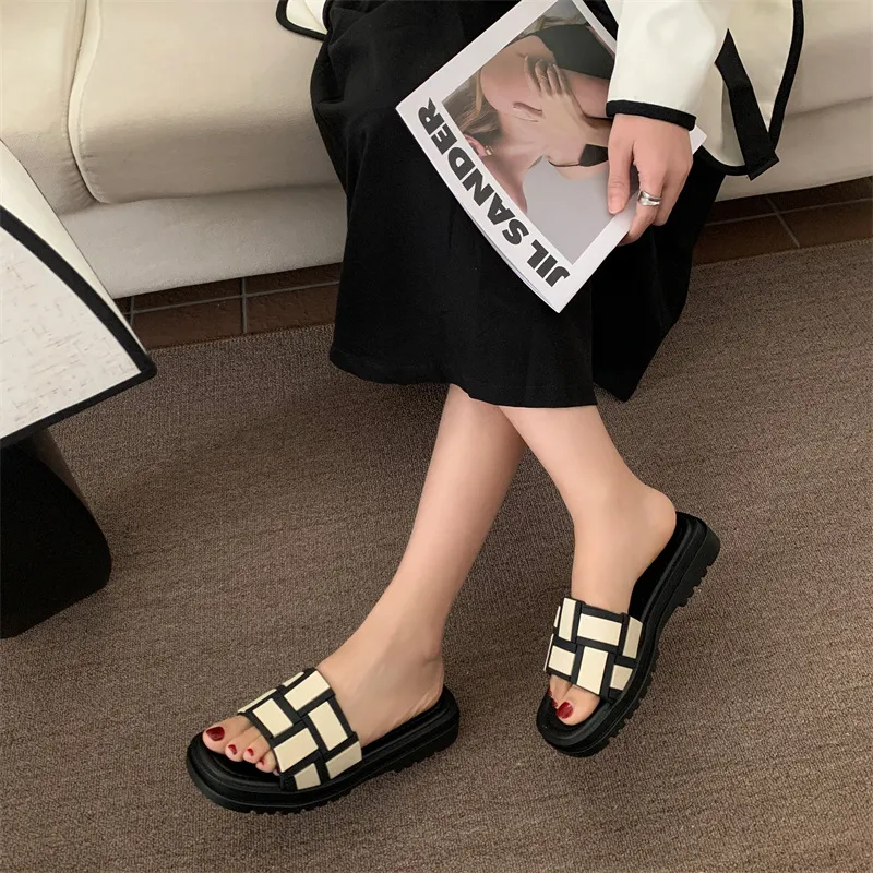 New flat bottomed sandals for spring/summer 2024 casual and versatile for outdoor wear beach slippers fashionable plaid one line slippers for women