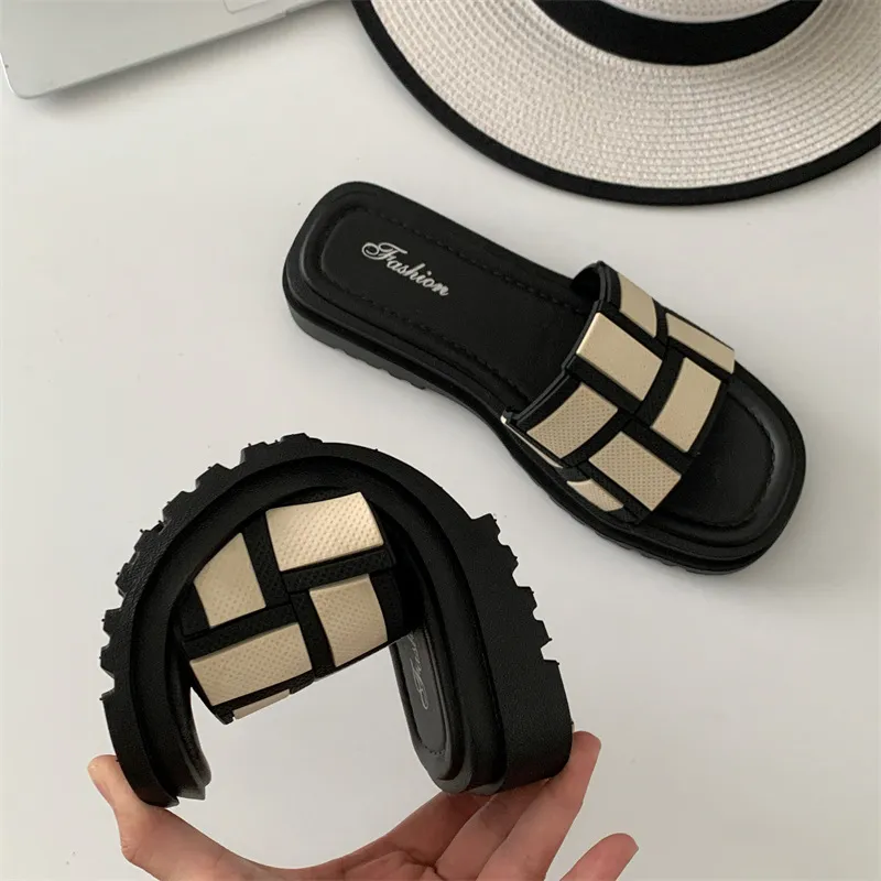 New flat bottomed sandals for spring/summer 2024 casual and versatile for outdoor wear beach slippers fashionable plaid one line slippers for women