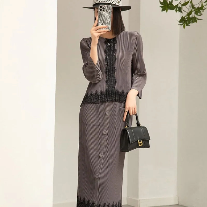 Miyake Pleated Womens Winter Suit French Retro Patchwork Lace Elastic Pullover Top Half Skirt Two-piece Set 240823