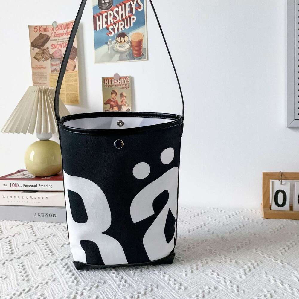 2024 new Thai niche bucket women's trendy large capacity letter printed shoulder Rally underarm bag