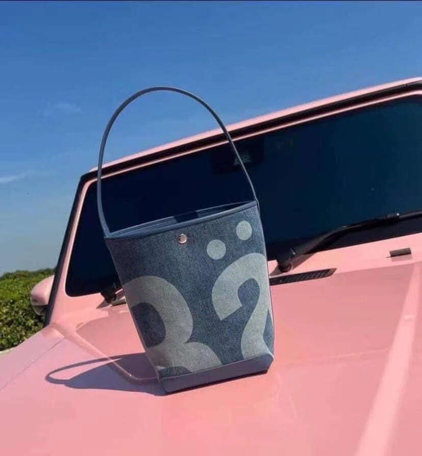 2024 new Thai niche bucket women's trendy large capacity letter printed shoulder Rally underarm bag