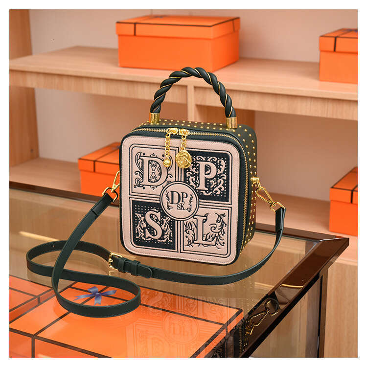 Women's 2024 new light high-end fashion versatile embroidered handbag, single shoulder crossbody small square bag