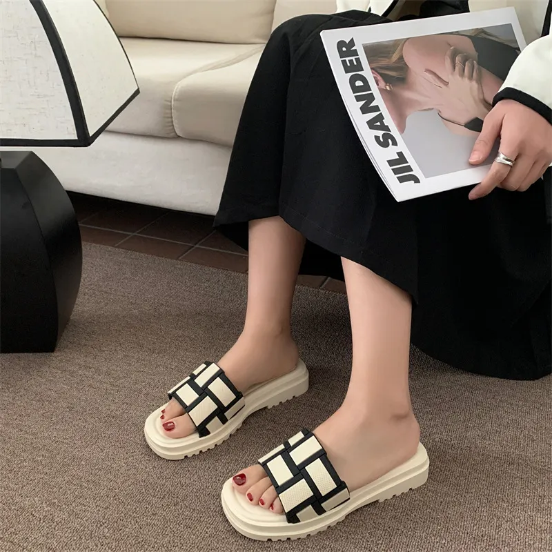 New flat bottomed sandals for spring/summer 2024 casual and versatile for outdoor wear beach slippers fashionable plaid one line slippers for women