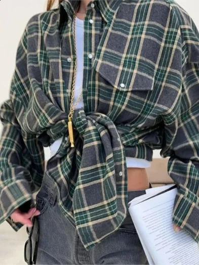 Retro Style Versatile Casual Collar Loose Shirt Autumn Plaid Cardigan Long Sleeved Pocket Fashionable Womens Shirt 240823