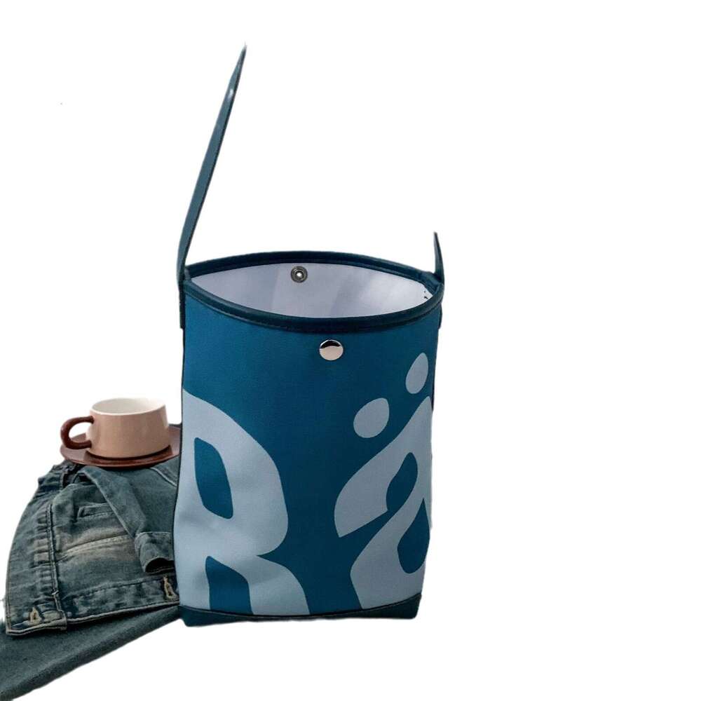 2024 new Thai niche bucket women's trendy large capacity letter printed shoulder Rally underarm bag