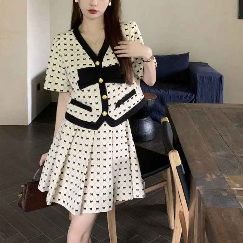 Sweet Bow Printed Matching Sets Summer Two Piece Set Elegant V-Neck Single-breasted Female Stylish Pleated Mini Skirts Sets 240823
